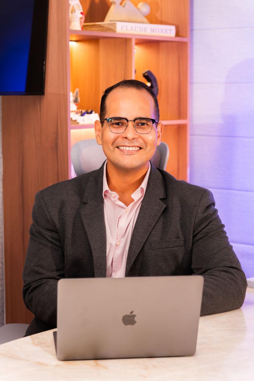 Dr. Pedro Alves no consultório do ITMC em Fortaleza